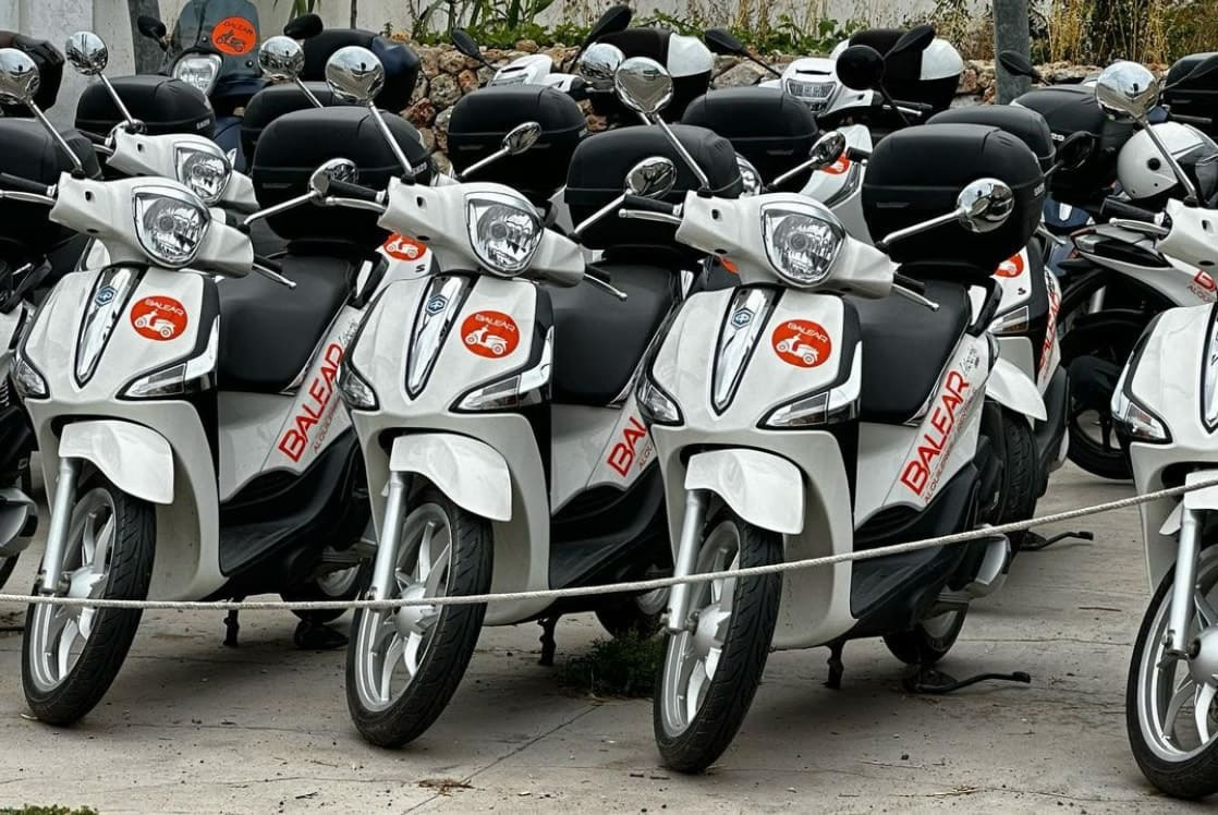 detalle de flota de motos en menorca de la compañia Alquieleres Balear