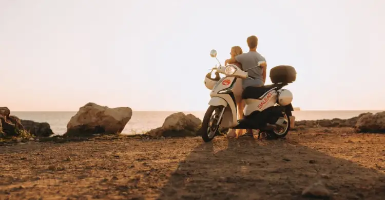 Reserva fácil alquiler de scooters Menorca