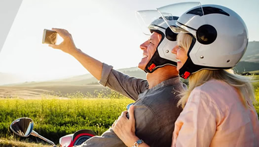 Renting de motos para particulares en Menorca. Detalle de una pareja disfrutando de su moto en Menorca