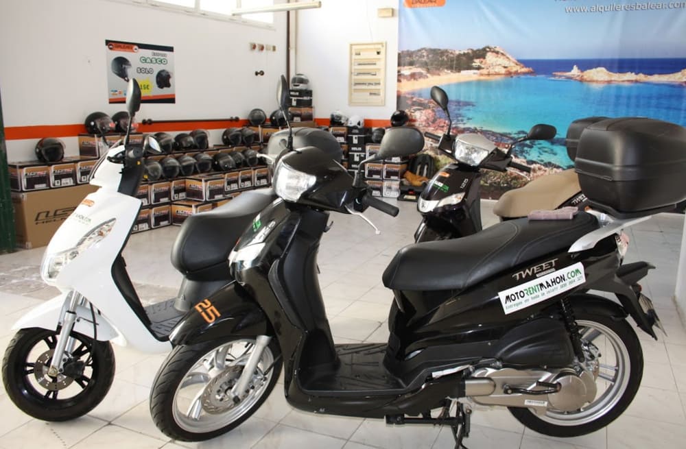 alquiler de motos en nuestras oficinas de ciutadella 